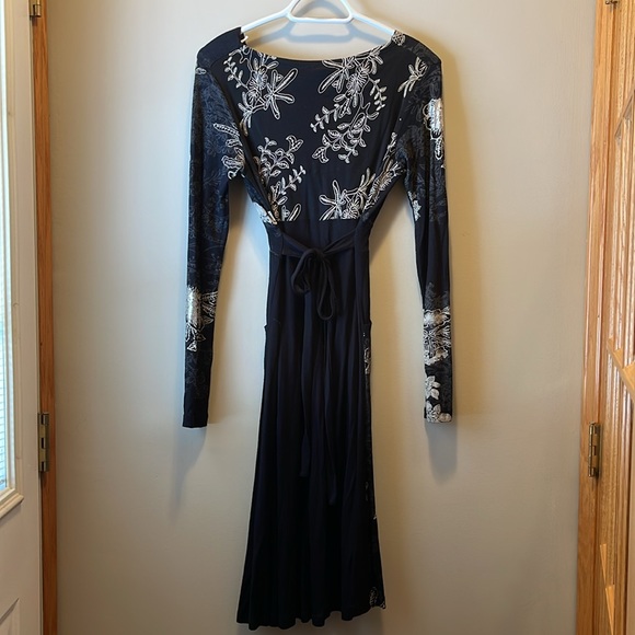 Desigual dress size small. V-neck with tie-back - Picture 2 of 11